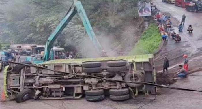 Truk kecelakaan di Sitinjau Lauik.