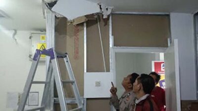 Satreskrim Polres Pemalang saat melakukan olah TKP pembobolan minimarket.
