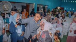 Anggota Komisi IX DPR RI, Ade Rezki Pratama berfoto bersama ibu-ibu.