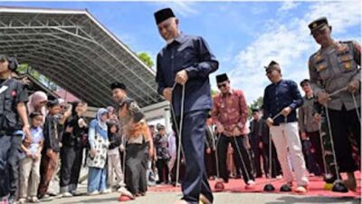 Gubernur Sumbar, Mahyeldi Ansharullah ikut main permainan tradisional.