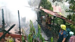 Tim Damkar Kota Padang padamkan kebakaran di kawasan Seberang Padang.