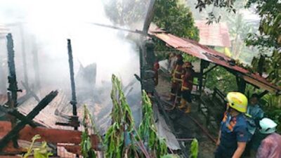Tim Damkar Kota Padang padamkan kebakaran di kawasan Seberang Padang.