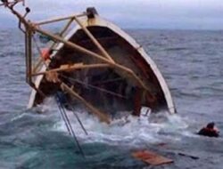 Perahu Nelayan Terbalik Saat Masuk Muara Pesisir Selatan, Satu Korban Belum Ditemukan