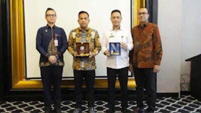 Dirut Bank Nagari foto bersama.