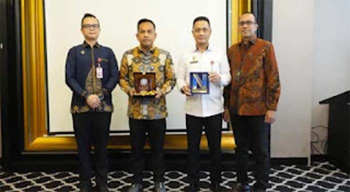 Dirut Bank Nagari foto bersama.
