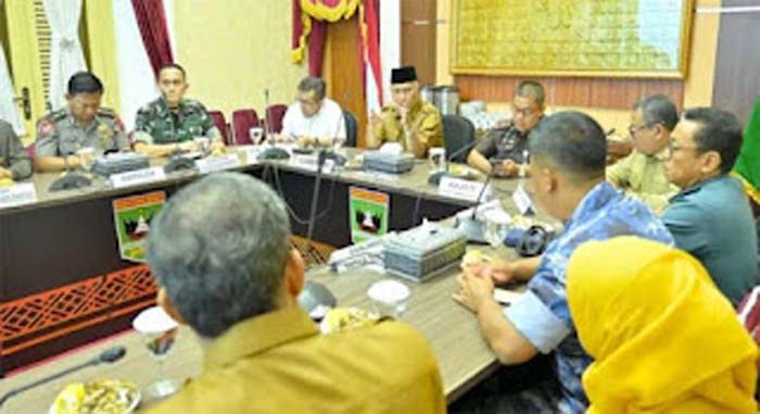 Gubernur Sumbar Mahyeldi Ansharullah memimpin Focus Group Discussion (FGD).