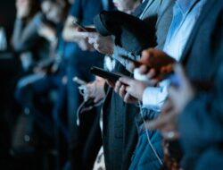 Angka Kelahiran Dunia Turun, Smartphone dan Media Sosial Jadi Sorotan