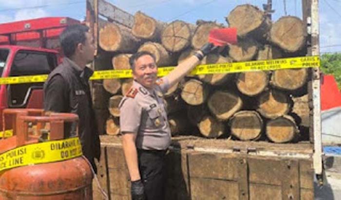 Petugas Satreskrim Polres Bojonegoro menunjukkan barang bukti.