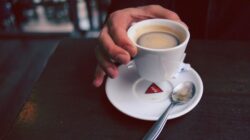 Minum kopi konon bisa meredakan kecemasan.