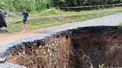 Jalan Amblas dan Tertimbun Longsor, Aktivitas Warga Situjuah Lumpuh Total