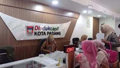 Suasana pelayanan di Disdukcapil Kota Padang.