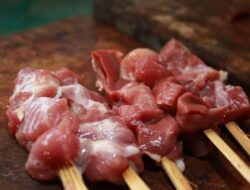 Hindari Sate dari Daging Kurban Segar, Ini Alasannya