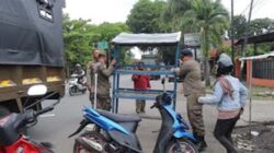 Personel Satpol PP Padang mengamankan lapak milik PKL yang berjualan di fasum.