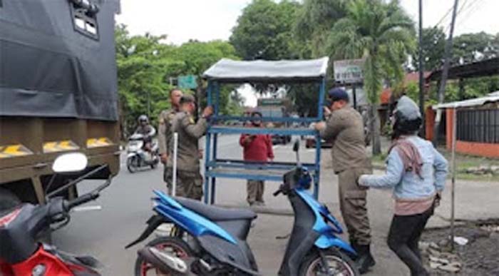 Personel Satpol PP Padang mengamankan lapak milik PKL yang berjualan di fasum.