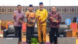 Gubernur Sumbar, Mahyeldi Ansharullah bersama narasumber.