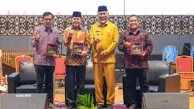 Gubernur Sumbar, Mahyeldi Ansharullah bersama narasumber.