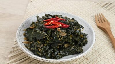 Sebelum memasaknya, perlu rebus daun pepaya terlebih dulu untuk mengurangi rasa pahitnya. Simak resep tumis daun pepaya agar tidak pahit.