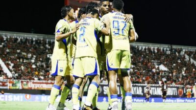 Persib Bandung didoakan terpeleset saat menghadapi Persijap Jepara.
