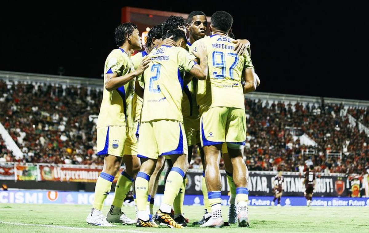 Persib Bandung didoakan terpeleset saat menghadapi Persijap Jepara.