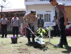 Peringati Hardiknas 2026, Kapolres Pasbar Tanam Puluhan Pohon Mangga dan Manggis di Lingkungan SDN 16 Pasaman