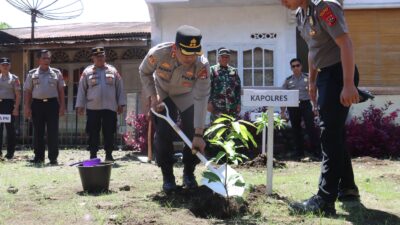 Peringati Hardiknas 2026, Kapolres Pasbar Tanam Puluhan Pohon Mangga dan Manggis di Lingkungan SDN 16 Pasaman