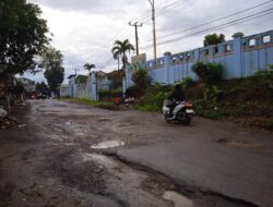 Jalan Raya Kalapanunggal Sukabumi Banyak Berlubang Rawan Kecelakaan