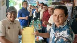 Ketua PWI Sumbar, Widya Navies (kanan) dan Husnal Petra (kiri) terpilih aklamasi jadi Ketua PWI Sijunjung, Sabtu (2/5/2026). (syaiful husein)