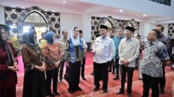 Menteri Pariwisata menggunakan kaos di dalam masjid, bukan sepatu.