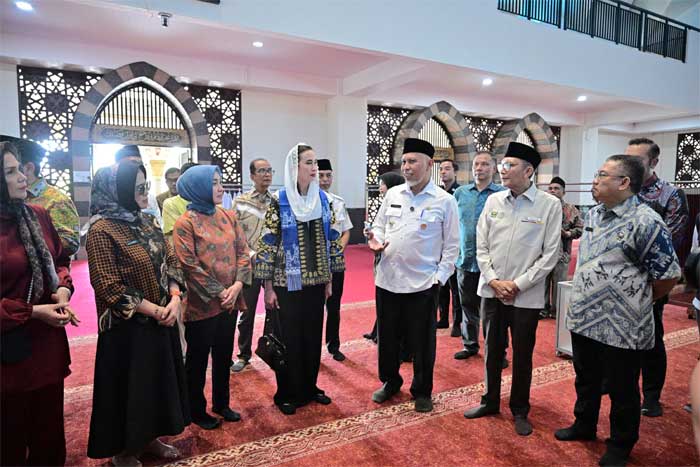 Menteri Pariwisata menggunakan kaos di dalam masjid, bukan sepatu.