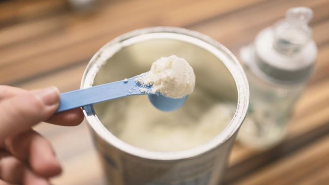 Tak sedikit ibu yang belum tahu soal kapan susu formula boleh diberikan untuk si kecil.