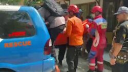 Petugas SAR gabungan mengevakuasi jasad seorang nenek