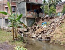 Longsor di Bantaran Sungai Ancam Permukiman Warga Dekat Terminal Simpang Empat