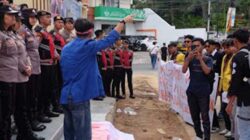 Ratusan Mahasiswa Demo di Kantor DPRD Bukittinggi.