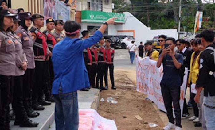 Ratusan Mahasiswa Demo di Kantor DPRD Bukittinggi.