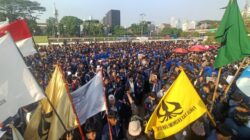 Mahasiswa Universitas Trisakti berdemonstrasi di depan Gedung DPR, Jakarta, Jumat (19/6/2026).