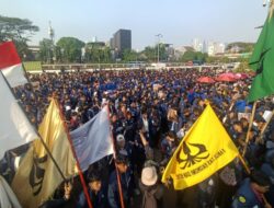 Ratusan Mahasiswa Universitas Trisakti Turun ke Jalan, Kritik Peran DPR