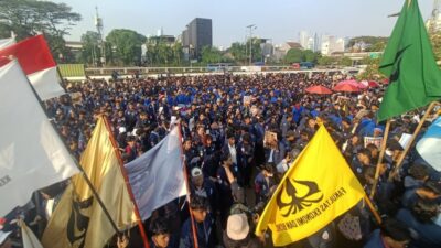 Mahasiswa Universitas Trisakti berdemonstrasi di depan Gedung DPR, Jakarta, Jumat (19/6/2026).