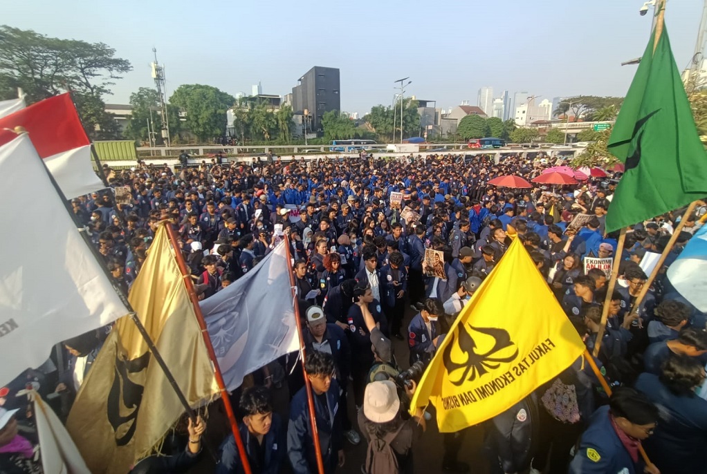Mahasiswa Universitas Trisakti berdemonstrasi di depan Gedung DPR, Jakarta, Jumat (19/6/2026).
