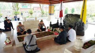 Kapolri Jenderal Listyo Sigit Prabowo melanjutkan ziarah ke makam Presiden ke-1 RI Sukarno (Bung Karno) di Kota Blitar, Sabtu (20/6/2026).