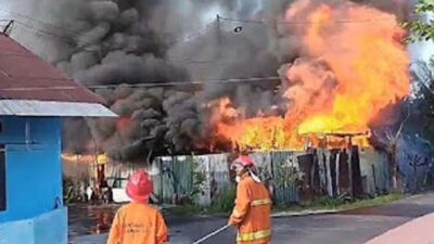 Petugas pemadam kebakaran melakukan proses pendinginan.