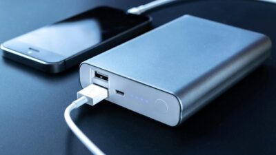 Gadget seperti power bank hingga lampu darurat bisa membantu aktivitas saat terjadi pemadaman listrik bergilir.