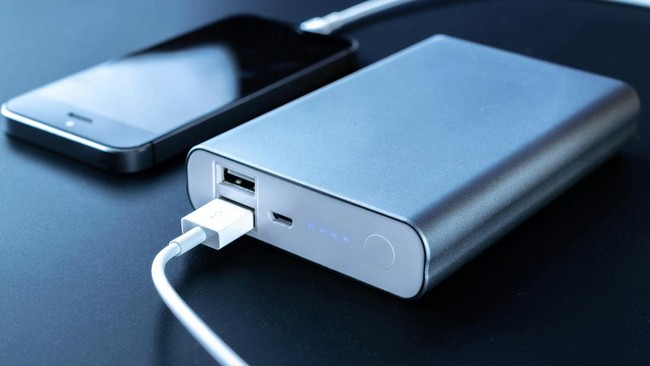 Gadget seperti power bank hingga lampu darurat bisa membantu aktivitas saat terjadi pemadaman listrik bergilir.
