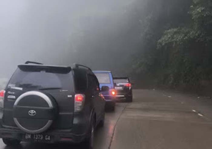 Lalu Lintas Padang–Solok Padat Akibat Kabut Tebal.
