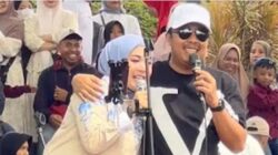 Wakil Gubernur Sumbar, Vasko Ruseimy bersama istri bernyanyi.