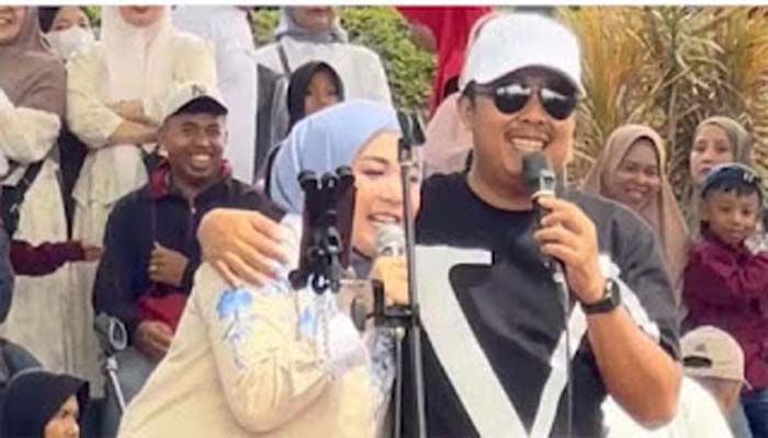 Wakil Gubernur Sumbar, Vasko Ruseimy bersama istri bernyanyi.