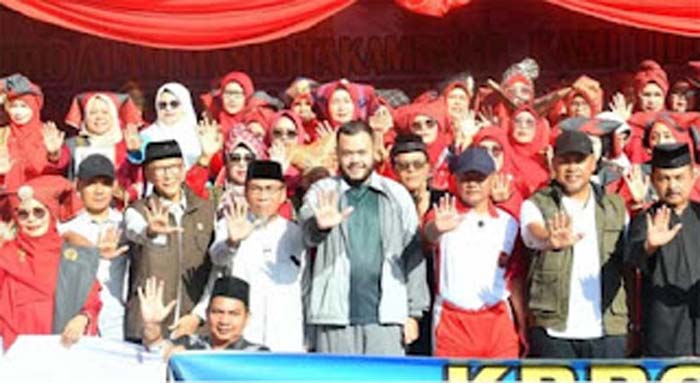 Wali Kota Padang, Fadly Amran, foto bersama.