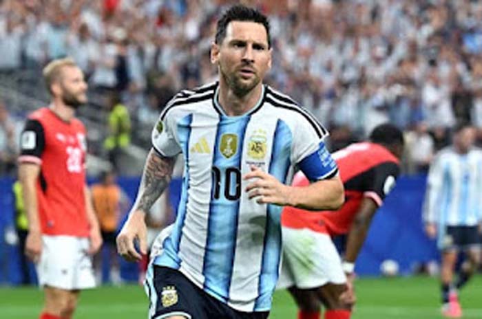 Lionel Messi mencetak dua gol dan membawa Argentina menang 2-0 atas Austria.