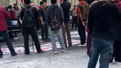 Demo di Depan Mapolda Sumbar Sempat Memanas, Massa Desak Evaluasi Kinerja Polri.