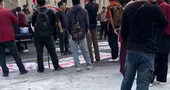 Demo di Depan Mapolda Sumbar Sempat Memanas, Massa Desak Evaluasi Kinerja Polri.