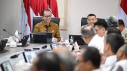 Menteri Transmigrasi M Iftitah Sulaiman Suryanagara.